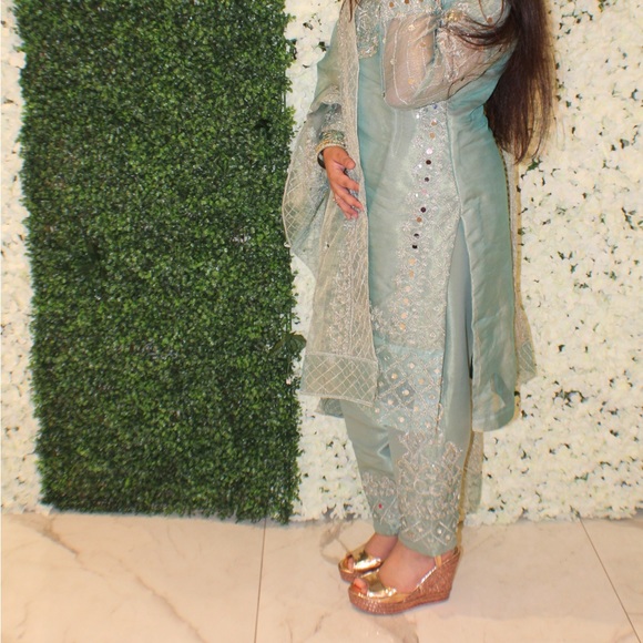 Dress - Picture 2 of 3